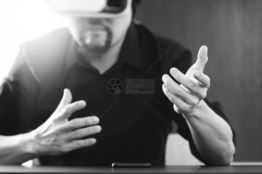 商人在现代办公室戴虚拟VR头盔图片