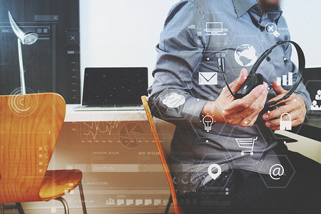 IT办公室男子使用带有数字平板电脑和膝上型的VOIP头盔作为概念通信IT支持呼叫中心和客户服务台以及虚拟图标设计图片