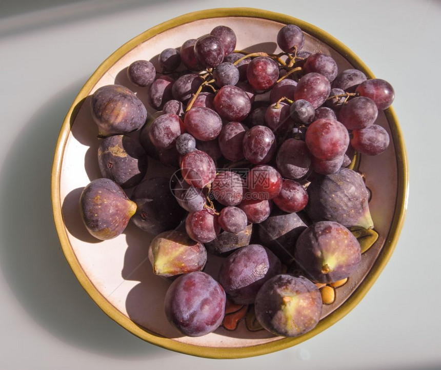 红葡萄Vitisvinifera和普通无花果fikuscarica水果素食品红葡萄和无花果食品图片