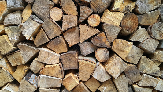 火柴堆的砍碎木树干特查背景图片