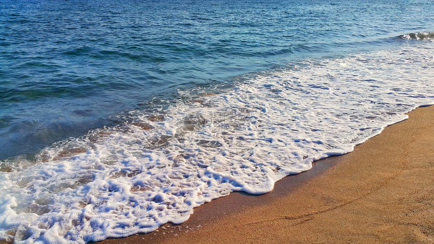 海浪沿沙上含白泡沫的海浪天然封闭背景图片