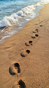 沙滩上的脚印自然背景图片