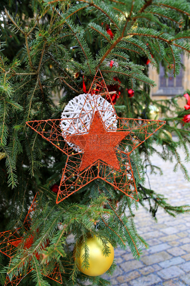 捷克布拉格圣诞树枝上美丽的装饰品图片