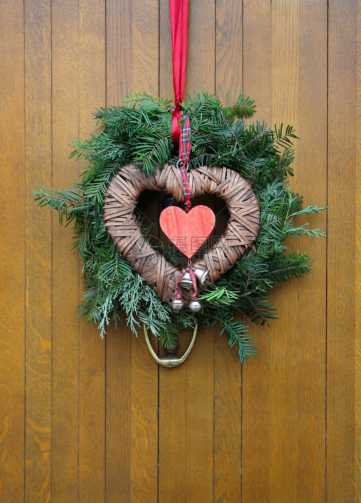 木门背景上的传统圣诞花环图片