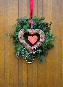 柳条花环木门背景上的传统圣诞花环背景