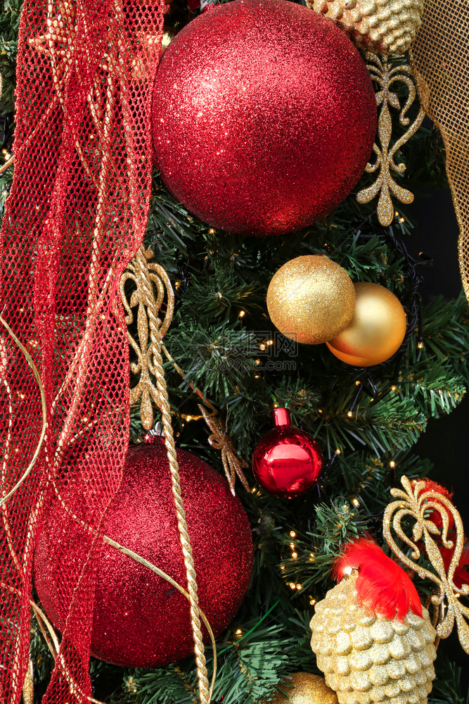 美丽的圣诞装饰配有球糖果玩具和丝带图片