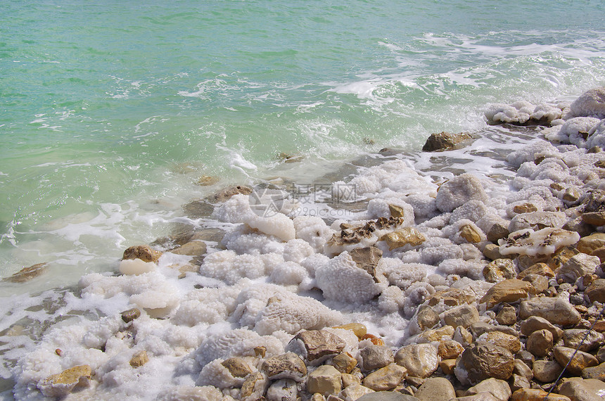 以色列死海岸石头上有天然矿物形成图片