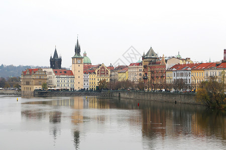 捷克乌云多的秋天Vltava河中布拉格的景象图片