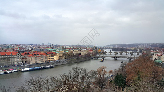 捷克Vltava河和布拉格历史中心的桥梁美丽景象图片