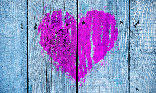 画在木墙栅栏上的粉红心爱符号背景图片