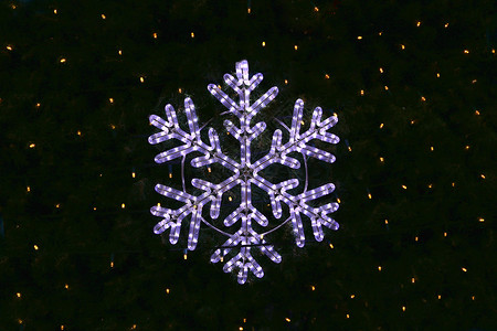 欧洲街头美丽的圣诞节装饰品闪亮的月雪花图片