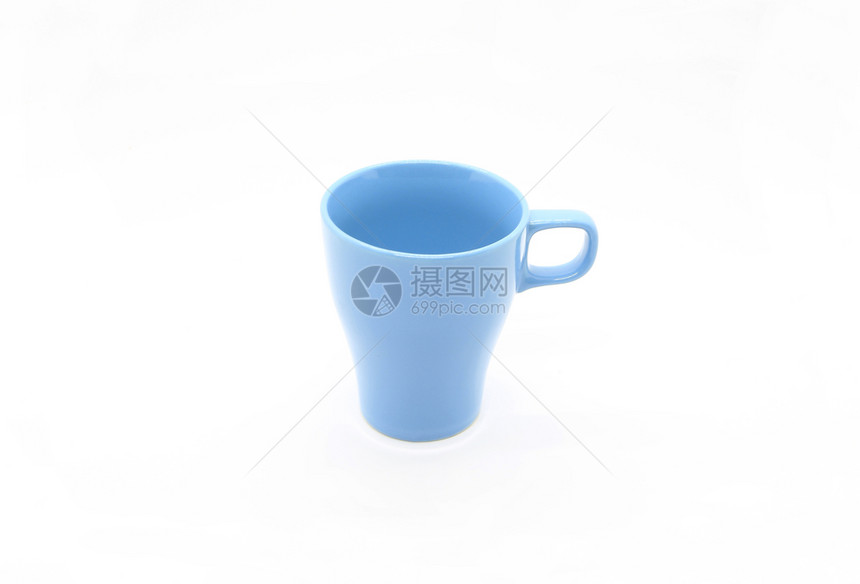 亮蓝色陶瓷杯手柄与白色背景隔绝图片