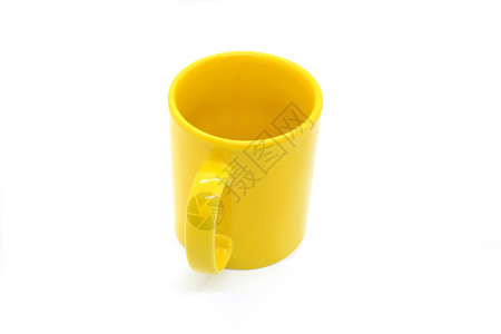 明亮的黄色陶瓷杯手柄与白色背景隔绝图片