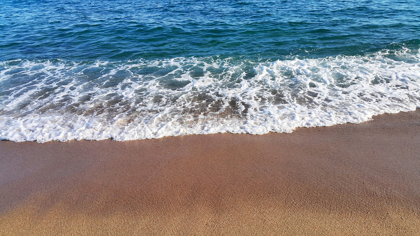 海浪沿沙上含白泡沫的海浪天然封闭背景图片