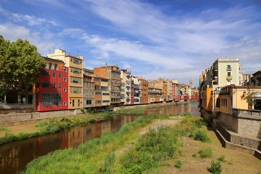 五颜六色的房子和埃菲尔桥PontdelesPeixateriesVelles倒映在西班牙加泰罗尼亚吉罗纳的Onyar河上图片