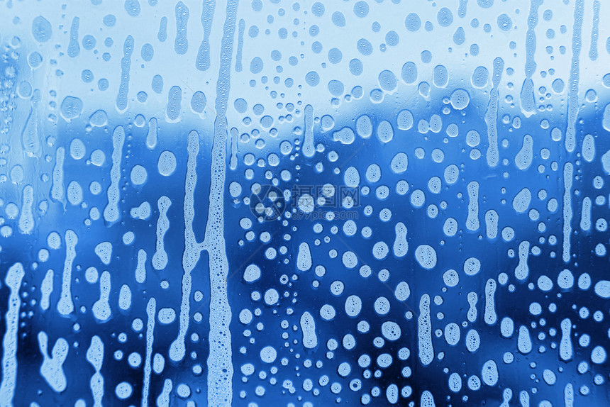 玻璃上带有肥皂泡沫型样的亮蓝色光抽象纹理图片