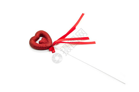 爱的符号以心脏形状在一根棍子上红丝带与白色背景隔离图片