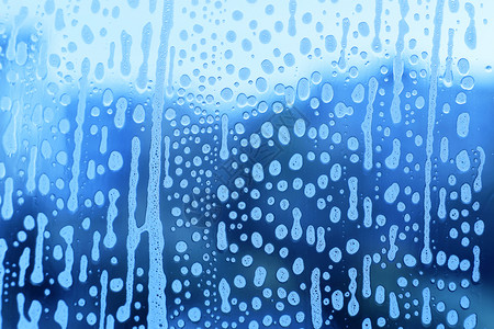 玻璃上带有肥皂泡沫型样的亮蓝色光抽象纹理背景图片