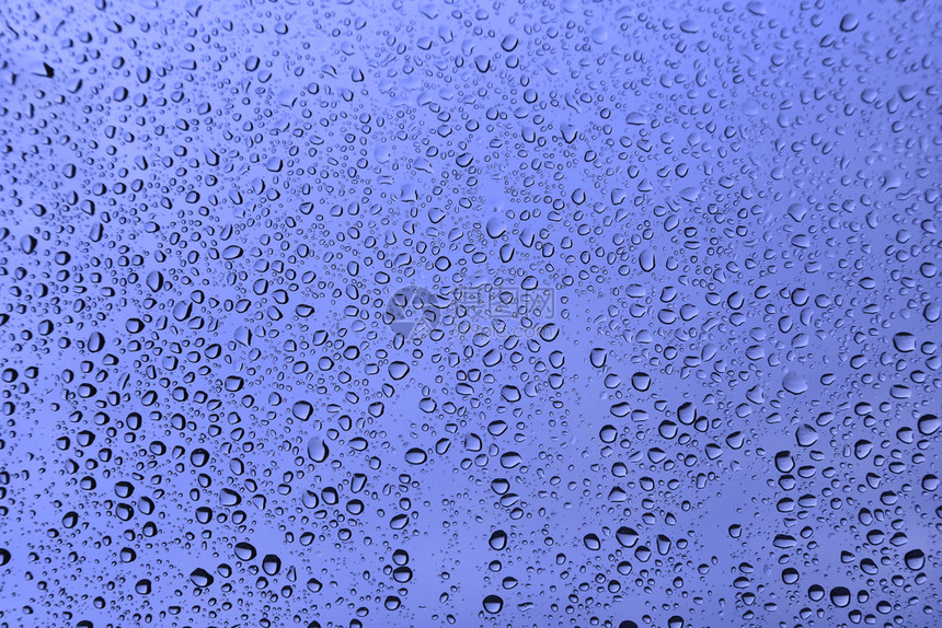 玻璃上的水滴封闭天然蓝色质地图片