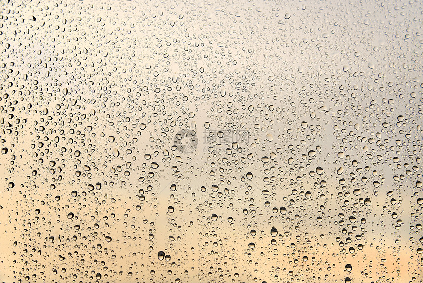 玻璃上的自然水滴和阳光闭合纹理图片