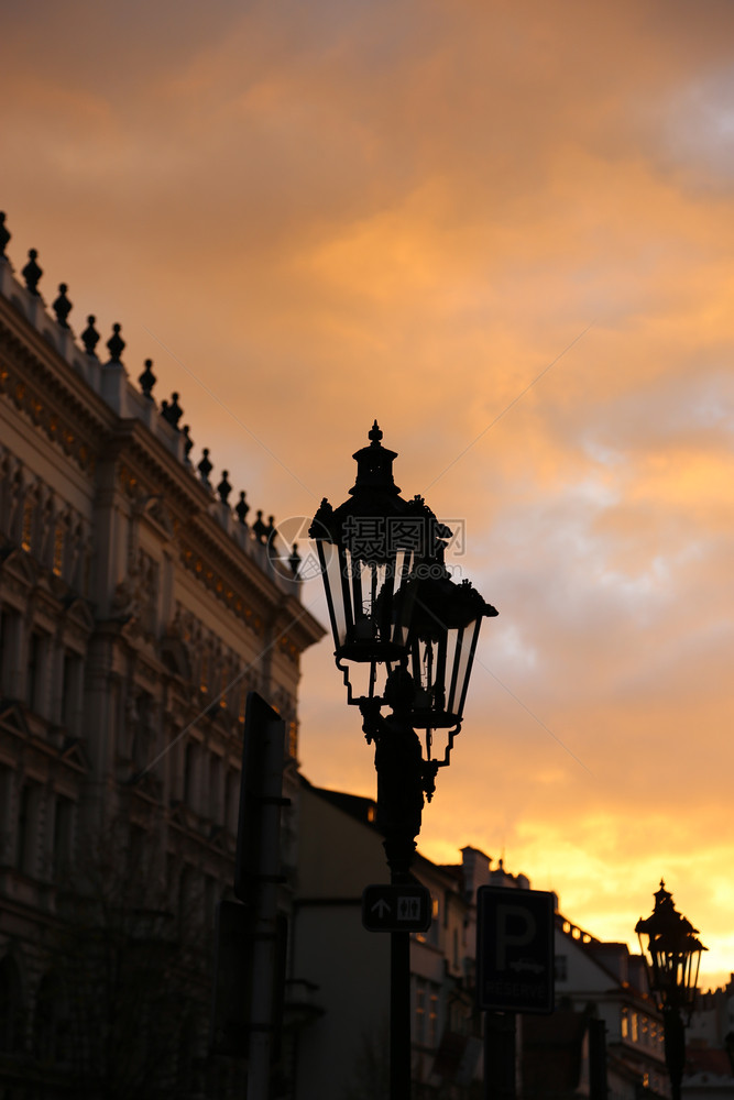 夜晚布拉格传统的旧街灯和建筑图片