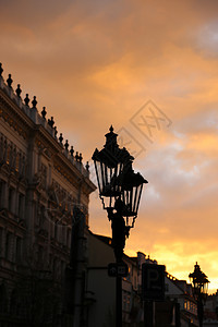 夜晚布拉格传统的旧街灯和建筑图片