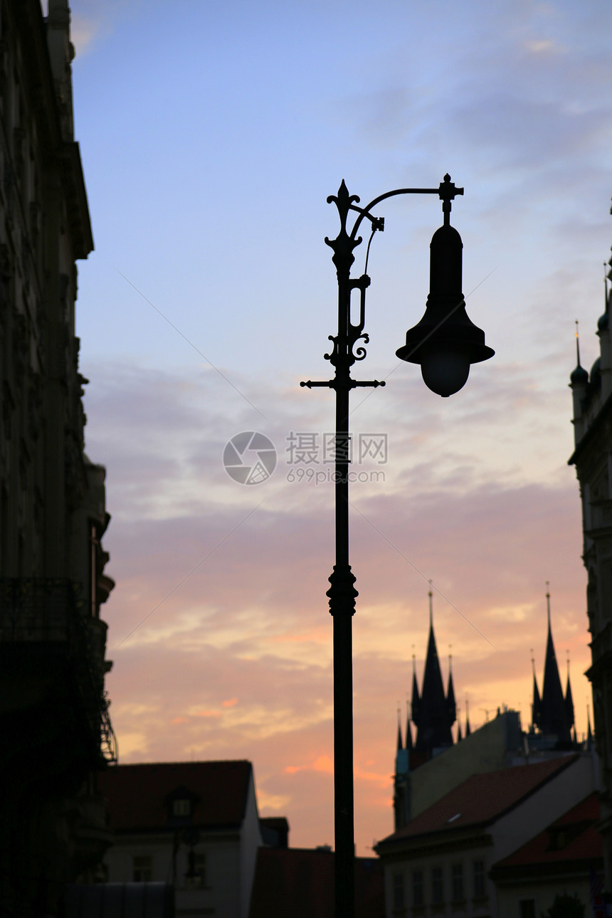 传统古老的街灯和夜晚美丽的布拉格建筑图片