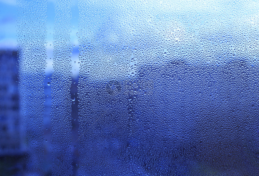 玻璃窗上的水滴天然蓝色质地图片