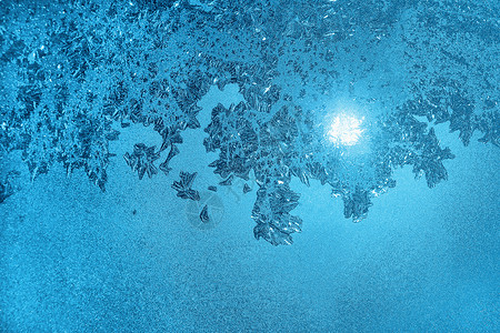 美丽的自然冰面图案和晨冬玻璃上的阳光图片