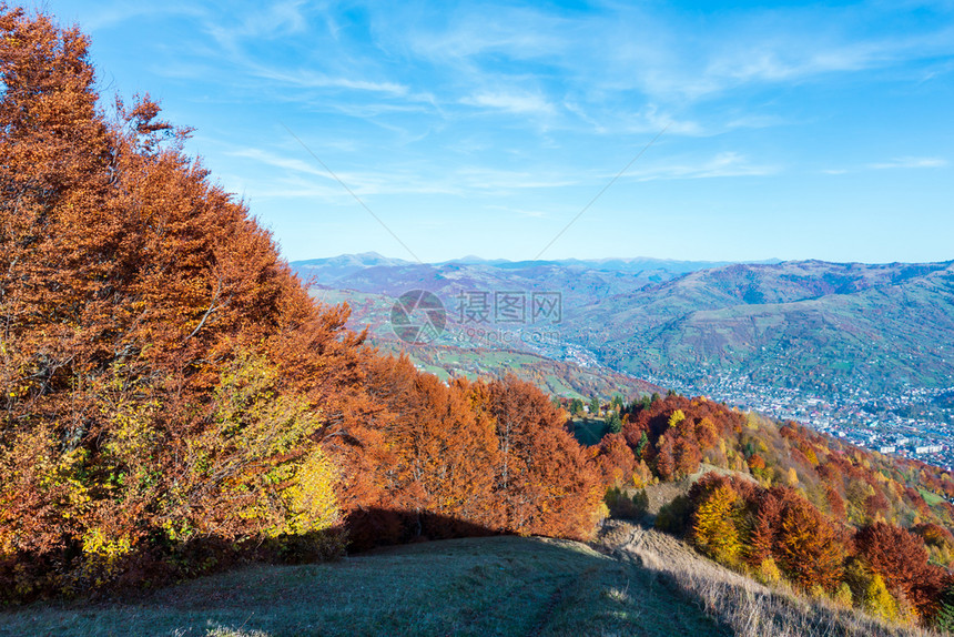 秋天喀尔巴阡山脉景观坡和远下Rakhiv镇有多色黄红褐树来自乌克兰TranscarpathiaRakhiv山口图片