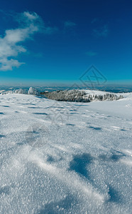 冬季平静的山地风景坡上有霜冻的树木和滑雪高可辨识的缝合图像地深可接受锋利的区域从晶状雪花开始图片