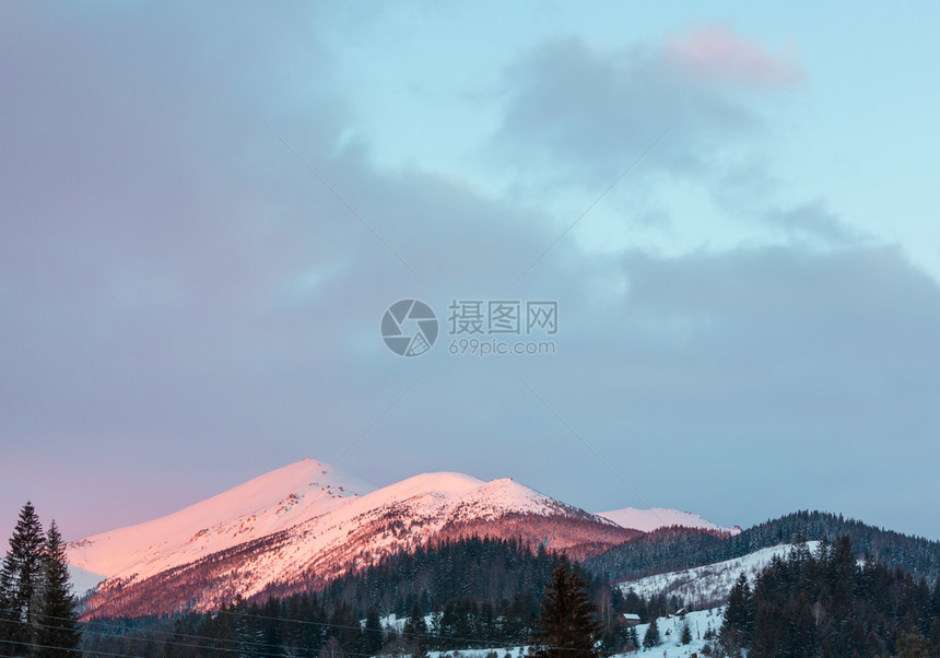 冬雪覆盖了风景图乌克兰喀尔巴阡山克霍诺拉脉Dzembronya村平静宁的景象图片