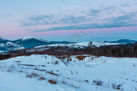 撒尼山口傍晚的冬天雪覆盖了阿尔普山脊乌克兰喀尔巴阡山雅布卢尼西亚山口的风景全背景