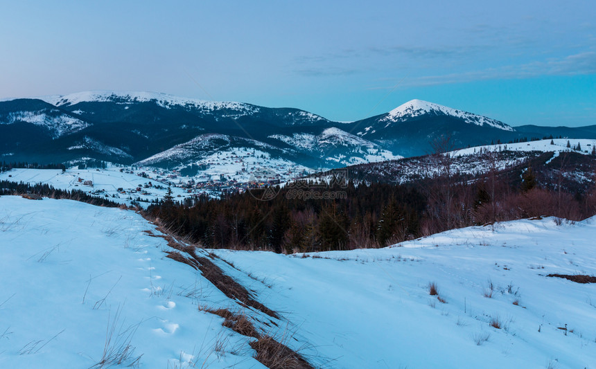 冬季寒雪在阿尔卑斯山脊乌克兰喀尔巴阡山雅布卢尼察口景色全图片