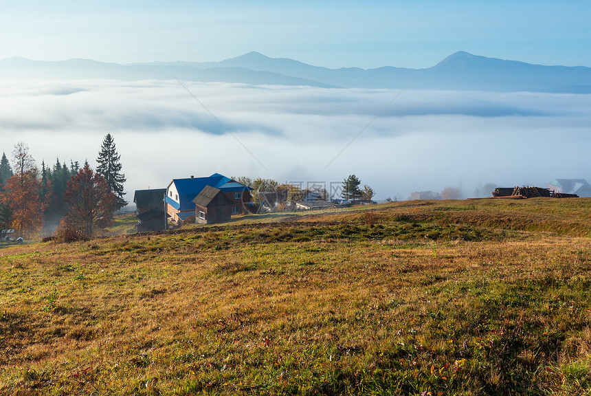 喀尔巴阡山坡乌克兰伊凡诺弗基夫斯克州亚布卢尼西村的早雾图片
