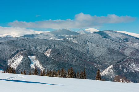从乌克兰斯库波瓦山坡到冬的景象图片