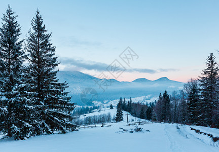 黑切雷莫什河谷Betwenalp的冬季山村郊区日出高清图片