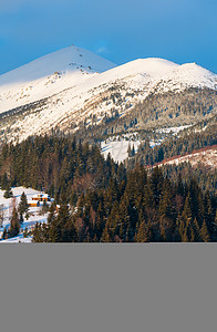 雪诺拉冬季的雪覆盖了风景图的阿尔普山脊乌克兰喀尔巴阡山克霍诺拉脉宁静的Dzembronya村郊区背景