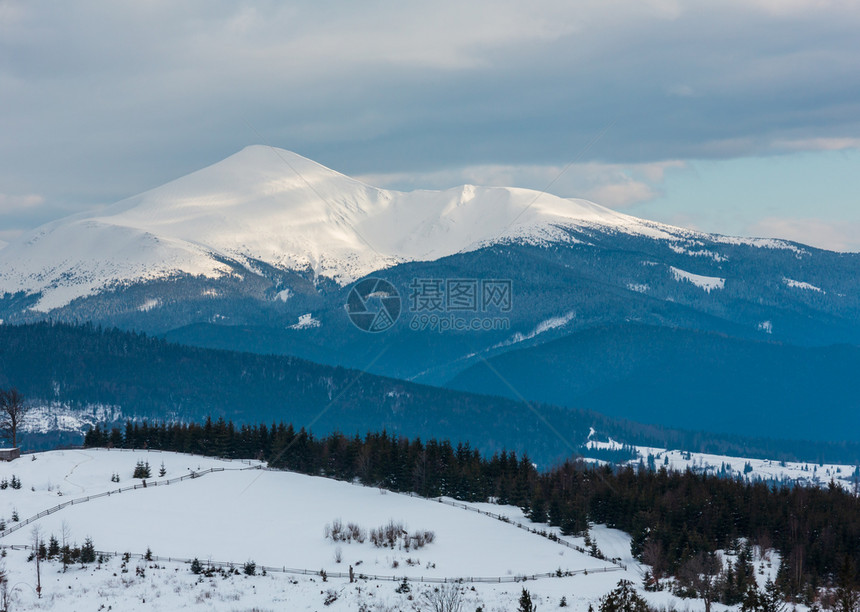 黄昏的冬天雪覆盖了阿尔普山脊乌克兰喀尔巴阡山科霍诺拉脉维雅布卢尼西亚山口的风景图片