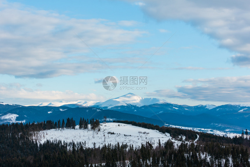 黄昏的冬天雪覆盖了阿尔普山脊乌克兰喀尔巴阡山科霍诺拉脉霍维拉山和其他峰Yablunytsia山口的风景图片