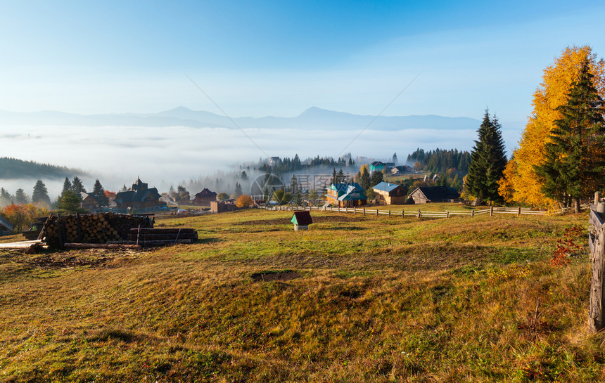 喀尔巴阡山坡乌克兰伊凡诺弗基夫斯克州亚布卢尼西村的早雾图片