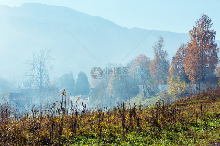 秋天喀尔巴阡山地貌坡上有多色树木和小村庄上面有雾拉希夫区乌克兰Transcarpathia图片
