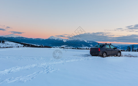 寒冬山脊景色全车挡风玻璃喀尔巴阡山科霍诺戈拉和甘基高清图片