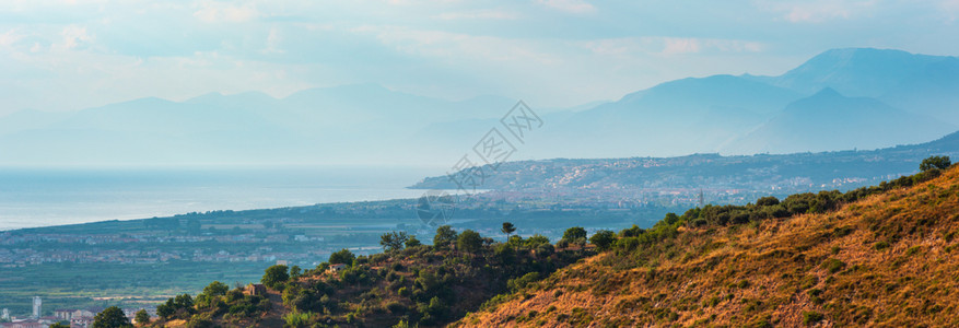 科森萨海岸夏季风景从意大利提尔亨尼亚海的山峰顶图片