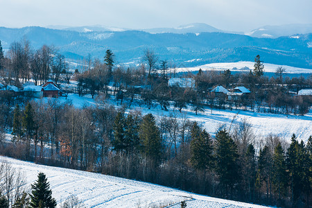 沙夫斯沃尔冬季山地景观坡野林和远处博戈罗德沙尼区伊万诺弗兰基夫斯克地区乌兰的村庄有田地背景