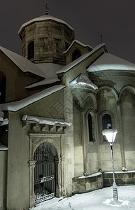 古代亚美尼教堂在乌克兰利沃夫市美丽的夜晚黄昏冬季城市风景图片