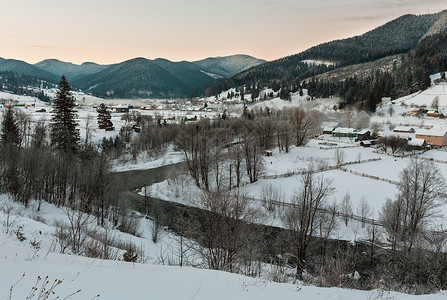 在乌克兰Verkhovyna地区Gerkhyna地区黑切雷莫什河谷的喀尔巴阡山村庄Zelene背景图片