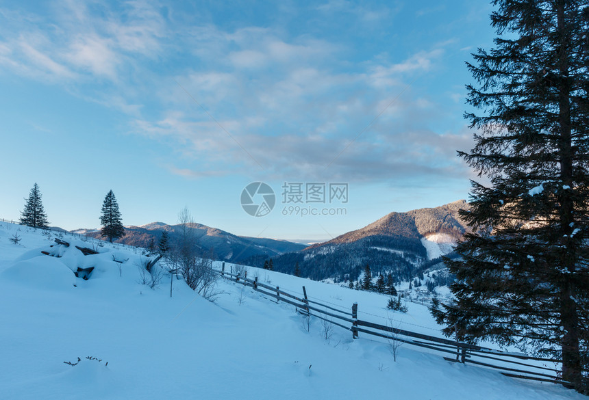 山地农村雪覆盖的道路图片