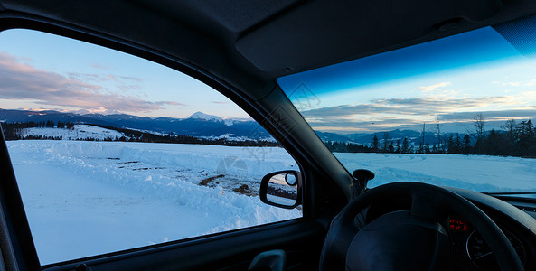 冬季寒科霍诺拉山脊景色透过乌克兰喀尔巴阡山的车挡风玻璃背景图片