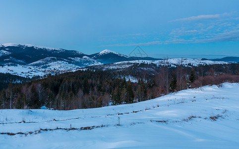 全口种植牙冬季寒雪在阿尔卑斯山脊乌克兰喀尔巴阡山雅布卢尼察口景色全背景